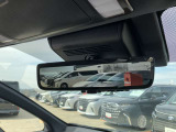 後方確認をミラーではなくカメラ映像で確認出来るデジタルインナーミラーを搭載!荷物があり、後方確認が出来ない時や雨天時などにとても便利☆