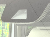 【ホンダセンシング】走行中に前方の車両等を認識し、衝突しそうな時は警報とブレーキで衝突回避と被害軽減をアシスト。より安全にドライブをお楽しみいただけます。