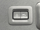 【パワーバックドア】スマートキーや運転席のボタンを押すだけでリアゲートが自動で開閉します!荷物を持っている時や、高い位置にあるバックドアを閉める際に便利な機能です♪