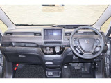 操作性に優れた運転席となります!小物入れや各ボタンの配置にこだわり、使いやすいです!座り心地もよく視認性も良好なのでロングドライブもお任せ下さい!