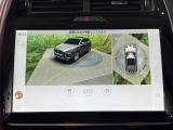 車を真上から見下ろしているような映像を画面に映します。周囲360度の死角をすべて確認できるため、狭い道でのすれ違いやバック駐車も怖くありません。障害物がひと目でわかり、大きな車体でも安全に運転できます