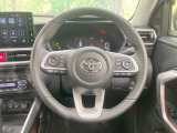 インテリアに合わせたデザインのステアリングは、運転される方のことも考え、運転しやすい形状、大きさです。是非一度、実際に触ってお確かめください。