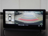 【360&deg;ビュー・モニター】クルマを真上から見たような俯瞰(ふかん)映像や助手席側のサイド映像など、視点を切り替えて表示。さまざまなアングルで視界をサポートします。