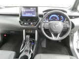 運転席からの視界はこんな感じです☆お気軽にご来店いただき、実際に座って是非お確かめください。ドライバーに寄り添う快適な操作フィールをもたらすステアリングです。