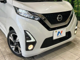 【LEDヘッドライト】悪天候や夜間走行時も良好な視界を確保し安心して運転できる高輝度LEDヘッドライトを装備!点灯速度が早く、消費電力も抑えられています。