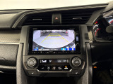 後退時に車両の後ろ側をモニター画面に表示します。車庫入れが苦手な人もこれで安心♪