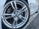 ●純正アルミホイール:輸入車ならではの卓越した走りを支えるホイールと足回りです!日本車の走りに慣れている方にもぜひ体感して頂きたいほど、高いレベルでまとまっています!