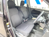 運転席まわりには十分なスペースがあり、大柄な方でもゆったり運転していただける環境です。