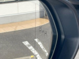 【ブラインドスポットモニター】走行中、ドアミラーの死角になりやすい箇所に後続車が接近するとサイドミラーのレンズに警告を表示!ドライバーに注意喚起をしてくれます。