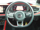 Volkswagen全車共通の上質な本革を使用した手触りのしっとりとしたステアリングです。唯一素肌が触れるハンドルは上位モデルと同じ握り心地になっております。