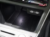 運転席小物入れには置くだけ充電も装備しています。