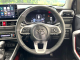 インテリアに合わせたデザインのステアリングは、運転される方のことも考え、運転しやすい形状、大きさです。是非一度、実際に触ってお確かめください。