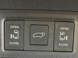 【両側パワースライドドア】スマートキーや運転席のスイッチで後席両側スライドドアの開閉が可能♪電動だから力を入れてドアを開ける必要が無く、小さなお子様でも簡単に開け閉めでき快適です♪