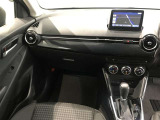 スタイリッシュなデザインのインパネ。各操作スイッチは使いやすい位置に配置されてます。