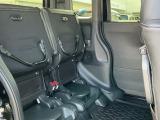 2列目を跳ね上げるとスライドドア側からも大きい荷物や背の高い荷物も入れられます。