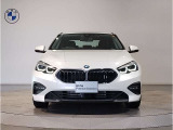 【BMWの伝統】BMWの特徴的な&ldquo;キドニーグリル&rdquo;は、80年以上続く伝統の形でございます。変わらないこだわりのデザインが、プレミアムブランド&ldquo;BMW&rdquo;を創り出します。