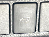 【パワーバックドア】スマートキーや運転席のボタンを押すだけでリアゲートが自動で開閉します!荷物を持っている時や、高い位置にあるバックドアを閉める際に便利な機能です♪
