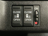 【両側パワースライドドア】両側がパワースライドドアになっており、運転席のスイッチやスマートキーでも開閉が可能です!開口部も広いので乗り降りも楽々♪