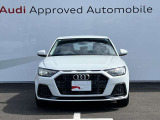 シングルフレームグリルはAudiの象徴的なデザイン要素であり、一目でAudiとわかるスタイル、大きくて迫力のある形状が車のスポーティな印象を強調しており、魅力的なデザインとなっています。