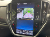 【マルチテレインモニター】車のフロントやサイドのカメラ画像を同時にモニター表示することで、悪路や狭い道を走行時でも周囲の状況確認ができ安心!本格SUVにうれしい装備です♪