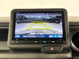 後退時に車両の後ろ側をモニター画面に表示します。車庫入れが苦手な人もこれで安心♪