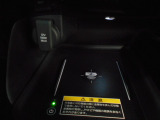 置くだけでワイヤレスで充電可能です。