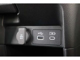 USBソケットがついていますのでコードを繋げばスマートフォンなどの充電が出来ます!