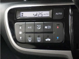 フルオートエアコン搭載。好みの温度に設定するだけで、風向や風量を自動でコントロール!いつでも快適な車内環境に。