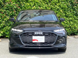 Audiデザインの特徴であるシングルフレームグリルが存在感を主張します。