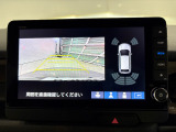 後退時に車両の後ろ側をモニター画面に表示します。車庫入れが苦手な人もこれで安心♪