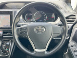 【純正革巻きステアリング】上質な革を使用することで、手にしっかり馴染みとても運転しやすいハンドルです♪
