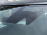 【エマージェンシーブレーキ】走行中に前方の車両等を認識し、衝突しそうな時は警報とブレーキで衝突回避と被害軽減をアシスト。より安全にドライブをお楽しみいただけます。