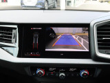 バックカメラ駐車時、後退時に後方を確認する事ができる安全快適装備になります映像だけでなくセンサーにより障害物の距離もドライバーに直感的に伝えてくれる機能になります。