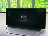 【8.8インチマツダコネクト】車内の雰囲気にマッチした大型のディスプレイ。スマホ接続でのナビ使用やBluetooth再生等、様々な機能が楽しめます。直感的なダイヤル操作が可能で、使い勝手も良好です。