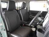 【清潔感のある運転席&助手席】隅々までクリーニングの行き届いた運転席&助手席。目立ったシミや汚れ等もございません。快適なドライブをどうぞ。