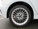 全車両に標準装備の純正アルミホイールは、純正ならではのバランスの良いデザインと、走行安定性をお楽しみ頂けます。