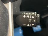 【クルーズコントロール】高速道路もラクラク走行。アクセルを離しても一定速度で走行ができ、長距離運転時の負担を軽減!加速・減速も簡単なスイッチ操作で調整できます。