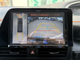 【パノラミックビューモニター】クルマを真上から見下ろした視点で駐車をサポートします。クルマの斜め後ろや真横など、いち早く障害物に気が付くことができます。