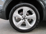 全車両に標準装備の純正アルミホイールは、純正ならではのバランスの良いデザインと、走行安定性をお楽しみ頂けます。
