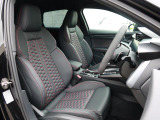 Audi車はどの車種も全てレザーハンドルです。そこにはAudiのこだわりがあり質感の高いレザーでしっかりと手に馴染み、高級感を演出します。