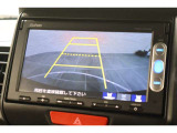バックカメラが装備されており、後方の安全確認はもちろんのこと狭い場所での駐車や雨の日・夜間など視界の悪いコンディションでのストレスの軽減にもなります!