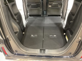 後席背もたれを倒せばちょっと大きめの荷物や長いものを積みたい時に便利です。
