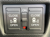 【両側パワースライドドア】スマートキーや運転席のスイッチで後席両側スライドドアの開閉が可能♪電動だから力を入れてドアを開ける必要が無く、小さなお子様でも簡単に開け閉めでき快適です♪