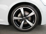 全車両に標準装備の純正アルミホイールは、純正ならではのバランスの良いデザインと、走行安定性をお楽しみ頂けます。