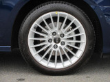 全車両に標準装備の純正アルミホイールは、純正ならではのバランスの良いデザインと、走行安定性をお楽しみ頂けます。