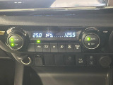 【オートエアコン】一度お好みの温度に設定すれば、車内の温度を検知し風量や温度を自動で調整。暑い&hellip;寒い&hellip;と何度もスイッチ操作をする必要はありません。快適な車内空間には必須の機能ですね♪