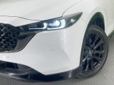 【LEDヘッドライト】悪天候や夜間走行時も良好な視界を確保し安心して運転できる高輝度LEDヘッドライトを装備!点灯速度が早く、消費電力も抑えられています。
