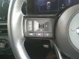 ハンドルから手を離さずにオーディオの操作ができるステアリングスイッチ付