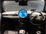 MINIの内装はとにかく『円』に拘ったデザインコンセプトが一目で伝わってきます。これほど円形に拘った車は他に御座いません。伝統のデザイン、トグルスイッチなど遊び心のある内装で御座います。