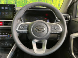 インテリアに合わせたデザインのステアリングは、運転される方のことも考え、運転しやすい形状、大きさです。是非一度、実際に触ってお確かめください。